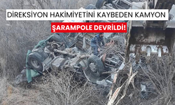 Direksiyon hakimiyetini kaybeden kamyon şarampole devrildi!