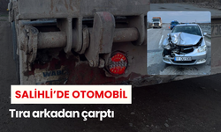 Salihli’de otomobil tıra arkadan çarptı: 4 kişi ölümden döndü