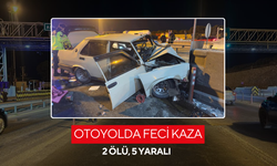 Otomobil otoyol gişelerinde beton bariyerlere çarptı: 2 ölü, 5 yaralı