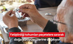 Yetiştirdiği tohumları peçetelere sararak doğa yürüyüşçülerine dağıtıyor