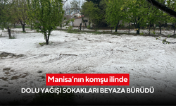 Manisa’nın komşu ilinde dolu yağışı sokakları beyaza bürüdü