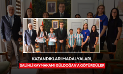 Kazandıkları madalyaları, Salihli Kaymakamı Güldoğan’a götürdüler