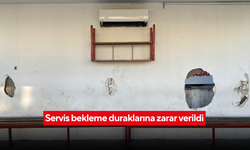 Servis bekleme duraklarına zarar verildi