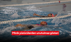 Minik yüzücülerden hem eğlenceli hem gururlandıran performans