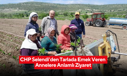 CHP Selendi’den tarlada emek veren annelere anlamlı ziyaret