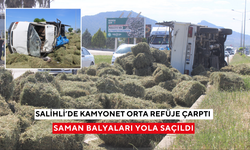 Salihli’de kamyonet orta refüje çarptı, saman balyaları yola saçıldı