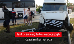 Hafif ticari araç ile tur aracı çarpıştı: Kaza anı kamerada