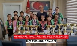 Akhisarlı başarılı bisikletçilerden ilçe müdürüne ziyaret