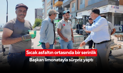 Başkan Öküzcüoğlu’ndan sıcak günde serin jest... Limonatayı kendi elleriyle ikram etti