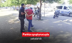 Parkta uyuşturucuyla yakalandı