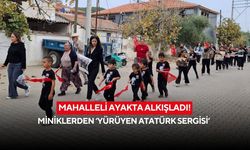 Mahalleli ayakta alkışladı! Miniklerden ‘Yürüyen Atatürk Sergisi’
