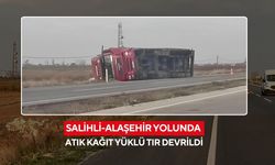Salihli-Alaşehir yolunda atık kağıt yüklü tır devrildi