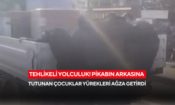 Tehlikeli yolculuk! Pikabın arkasına tutunan çocuklar yürekleri ağza getirdi
