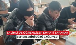 Salihli’de Öğrenciler empati yaparak yemeklerini gözü bağlı yedi