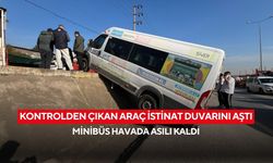 Kontrolden çıkan araç istinat duvarını aştı, minibüs havada asılı kaldı