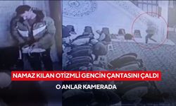 Namaz kılan otizmli gencin çantasını çaldı: O anlar kamerada