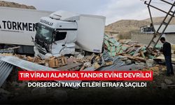 Tır virajı alamadı, tandır evine devrildi: Dorsedeki tavuk etleri etrafa saçıldı
