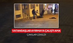Görenler dehşete düştü... Sokak ortasında çakılı kavga! 2 genç yaralandı