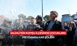 Salihli’nin komşu ilçesinde çocuklara meydanda kar şöleni