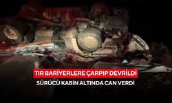 Tır bariyerlere çarpıp devrildi: Sürücü kabin altında can verdi