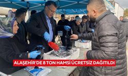 Alaşehir’de 8 ton hamsi ücretsiz dağıtıldı