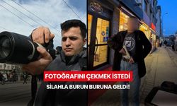 Kamerasını açtığına pişman oldu! "Gülümseyin" diyecekti, silahla burun buruna geldi