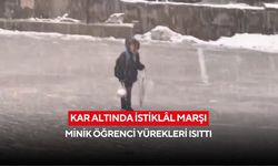 Kar altında İstiklâl Marşı: Minik öğrenci yürekleri ısıttı