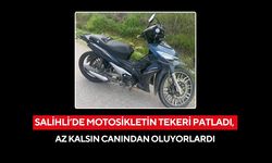 Salihli’de motosikletin tekeri patladı, az kalsın canından oluyorlardı