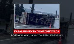 Manisa-Denizli yolunda dehşet anları! Portakal yüklü kamyon refüje devrildi...