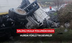 Salihli-Kula yolunda kaza: Hurda yüklü tır devrildi