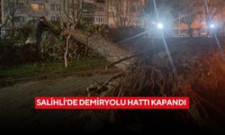 Salihli'de demiryolu hattı kapandı