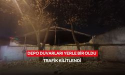 Salihli'de şiddetli fırtına! Depo duvarları yerle bir oldu, trafik kilitlendi