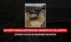 Çayköy Mahallesi’nde sel nedeniyle yol çöktü, çöken yolda iş makinesi devrildi