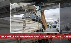 Tıra yüklenmiş hafriyat kamyonu üst geçide çarptı