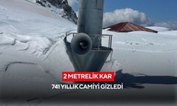 2 Metrelik kar 741 yıllık camiyi gizledi