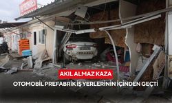 Akıl almaz kaza: Otomobil prefabrik iş yerlerinin içinden geçti