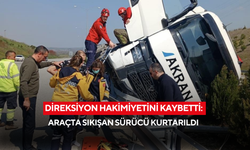 Direksiyon hakimiyetini kaybetti: Araçta sıkışan sürücü kurtarıldı