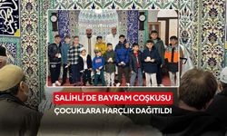 Salihli'de Bayram namazı çıkışı neşeli anlar! Çocuklara harçlık dağıtıldı