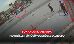 Otomobille çarpışan motosikletin sürücüsü havada böyle takla attı