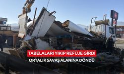 Gıda yüklü tır dehşeti: Tabelaları yıkıp refüje girdi, ortalık savaş alanına döndü