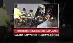 Tırın dorsesine ok gibi saplandı... Kazada kamyonet hurdaya döndü