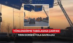 Faciadan dönüldü: Tırın dorsesi yönlendirme tabelasına çarptı