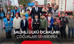 Salihli Ülkü Ocakları’ndan 23 Nisan’da çocuklara anlamlı hediyeler