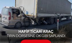 Hafif ticari araç tırın dorsesine ok gibi saplandı