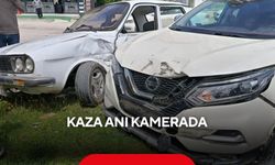 İki otomobilin çarpıştığı kaza anı kamerada