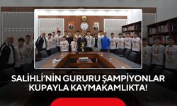 Şampiyonlar kazandıkları kupayı, Salihli Kaymakamı Güldoğan’a götürdü