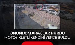 Önündeki araçlar durdu, motosikletli kendini yerde buldu...
