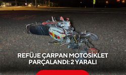 Refüje çarpan motosiklet parçalandı: 2 yaralı