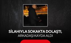 Sokak ortasında silahlı gösteri! Tedirgin anlar cep telefonuna yansıdı...