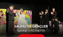 Salihli’de gençler sahneyi fethetti! “Ah Şu Gençler” oyunu büyük alkış aldı